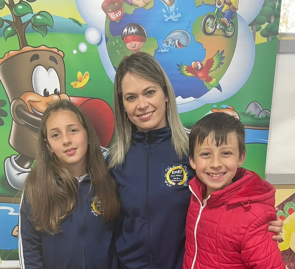 Professora Kely Treib e os estudantes responsáveis pelo projeto