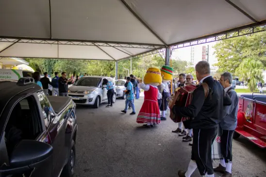 Ação ocorre em frente ao Parque da Oktoberfest (Foto: Rodrigo Assmann/Divulgação)