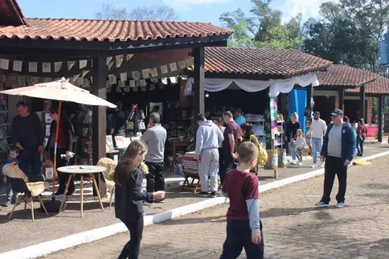 Junto com demais atividades, livreiros fortalecem as atividades da feira (Foto: Leonardo Pereira/Arquivo FM)