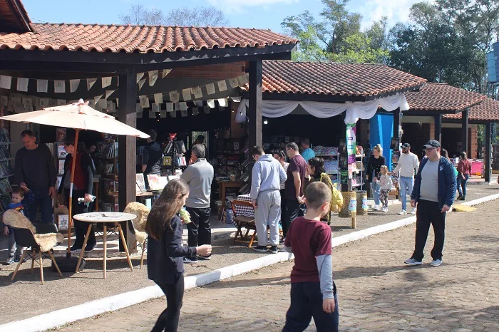 Junto com demais atividades, livreiros fortalecem as atividades da feira (Foto: Leonardo Pereira/Arquivo FM)