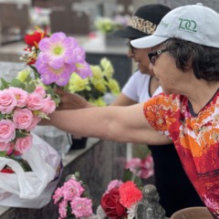Irmãs Renilda e Senilda separam flores para colocar no jazigo da família (Foto: Júnior Posselt/Folha do Mate)