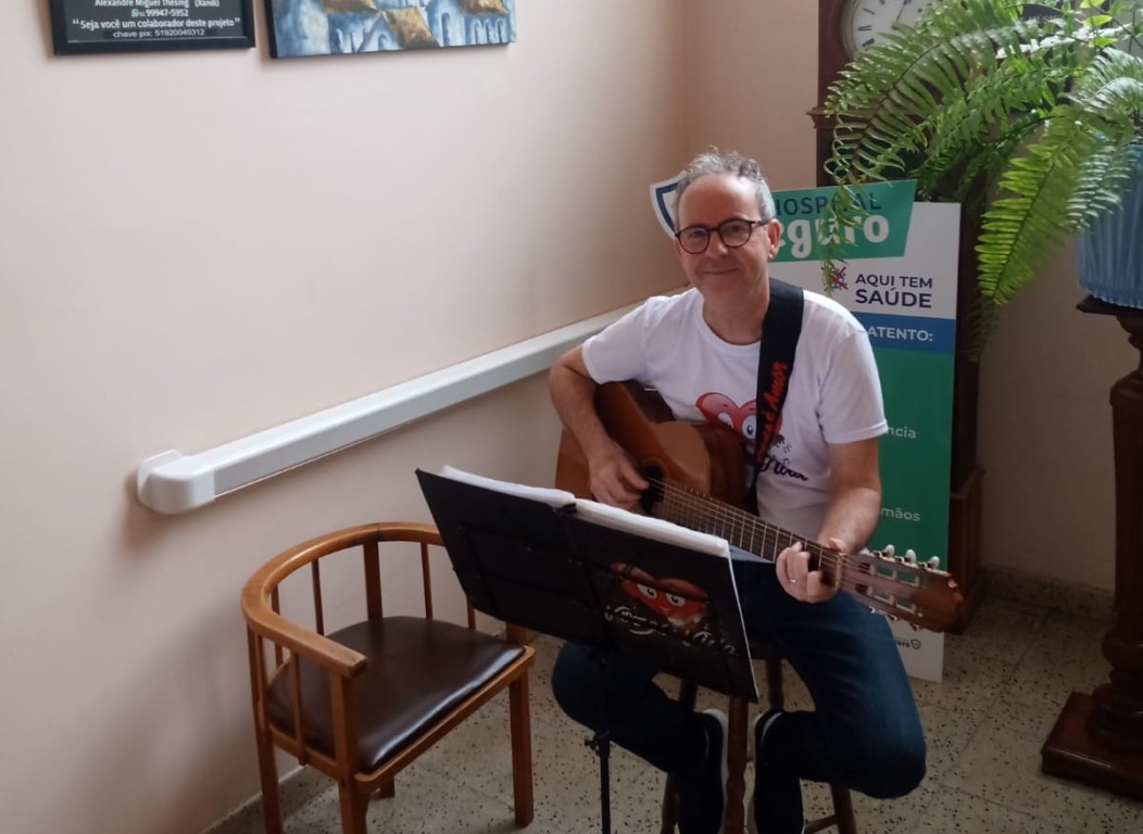 Alexandre Miguel Thesing toca violão há mais de 30 anos (Fotos: Arquivo pessoal)