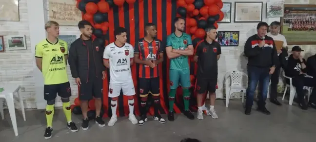 Uniformes novos do Guarani (Foto: Roni Müller)