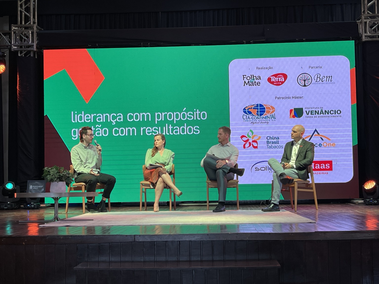 Rodrugo Cury (Fruki Bebidas),  Cristina Quatke (Sinditabaco), Jornalista Daniel Heck e Junior Haas (Haas Madeiras)