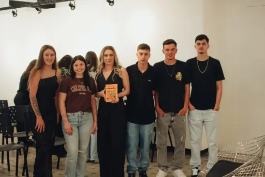 Alunos e pesquisadora responsáveis pela obra
(Foto: Divulgação)