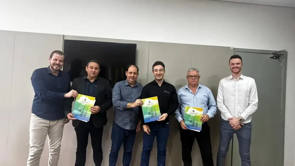 Assinatura ocorreu na manhã de ontem
(Foto: Divulgação/Prefeitura)