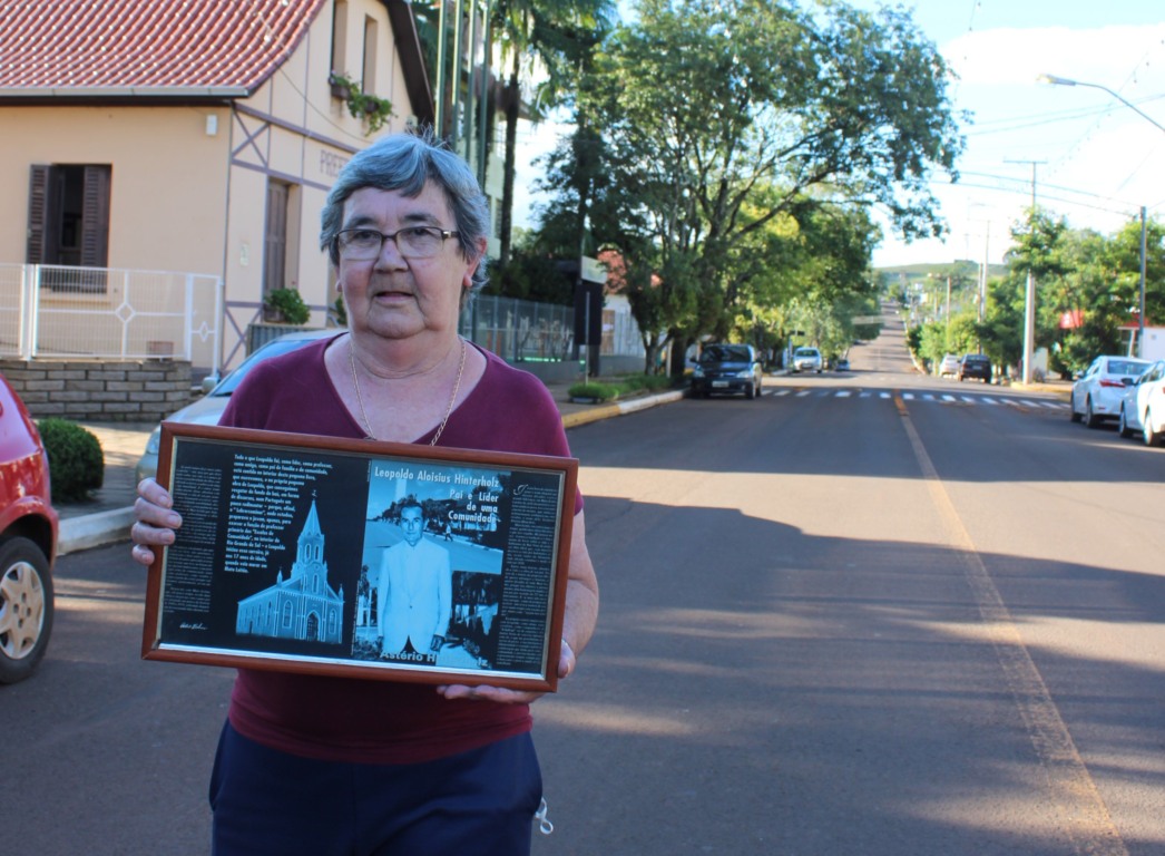 Loraci, em 2021, na rua que leva o nome de seu pai Leopoldo Aloisius Hinterholz