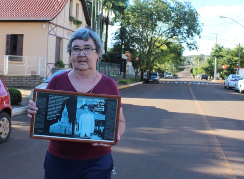 Loraci, em 2021, na rua que leva o nome de seu pai Leopoldo Aloisius Hinterholz