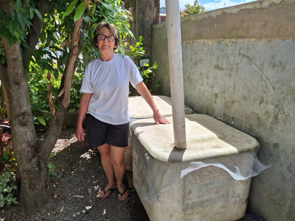 Água da chuva é usada para limpeza, rega de plantas e também foi útil durante obra recente na casa de Neusa (Fotos: Alan Faleiro)