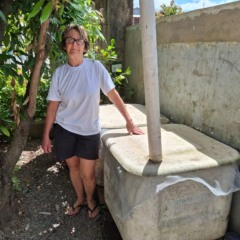 Água da chuva é usada para limpeza, rega de plantas e também foi útil durante obra recente na casa de Neusa (Fotos: Alan Faleiro)