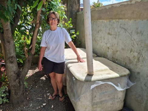 Água da chuva é usada para limpeza, rega de plantas e também foi útil durante obra recente na casa de Neusa (Fotos: Alan Faleiro)