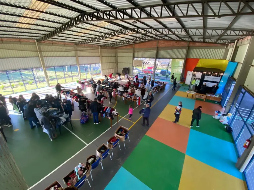 Bazar ocorre no ginásio da ONG
(Foto: Divulgação)