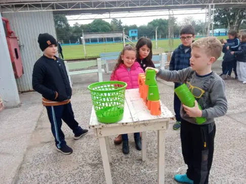 Promoção de atividades lúdicas no pátio da escola
