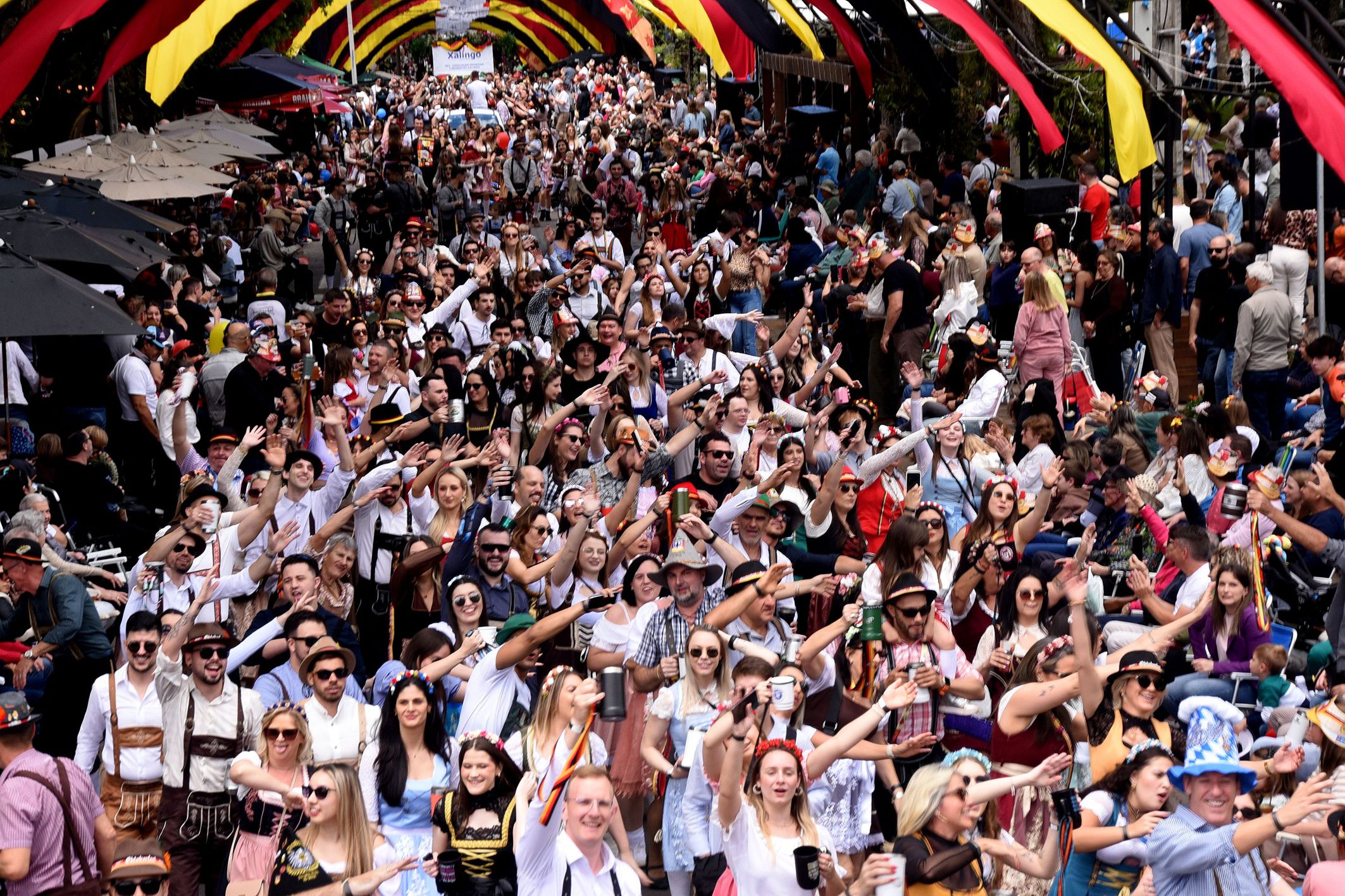 Desfiles de sábado e domingo reúnem milhares de pessoas no centro de Santa Cruz do Sul