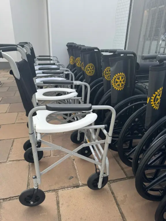 Valor foi utilizado para a aquisição de 10 pares de muletas, 5 cadeiras sanitárias e 12 cadeiras de rodas. (Foto: Divulgação)