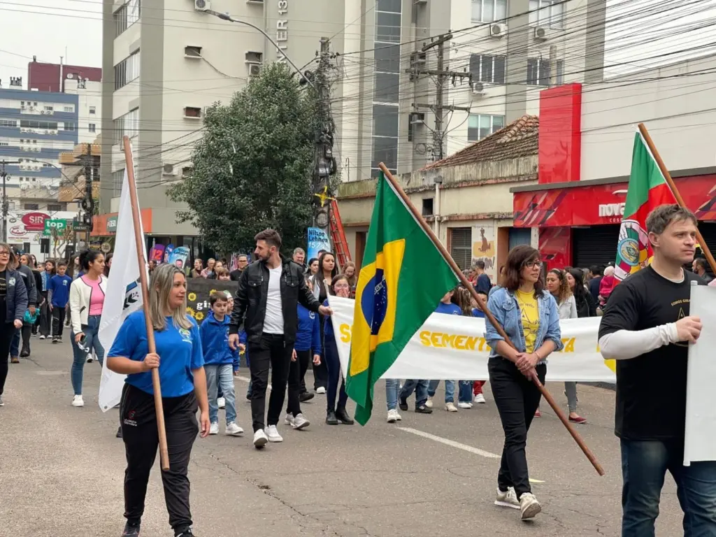 Desfile realizado no ano passado também mobilizou estudantes e entidades (Foto: Débora Kist/Folha do Mate)