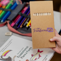 Guias de colorir e caixas de lápis de cor são entregues para as crianças (Foto: Gelson Pereira/Comunicação CBT)