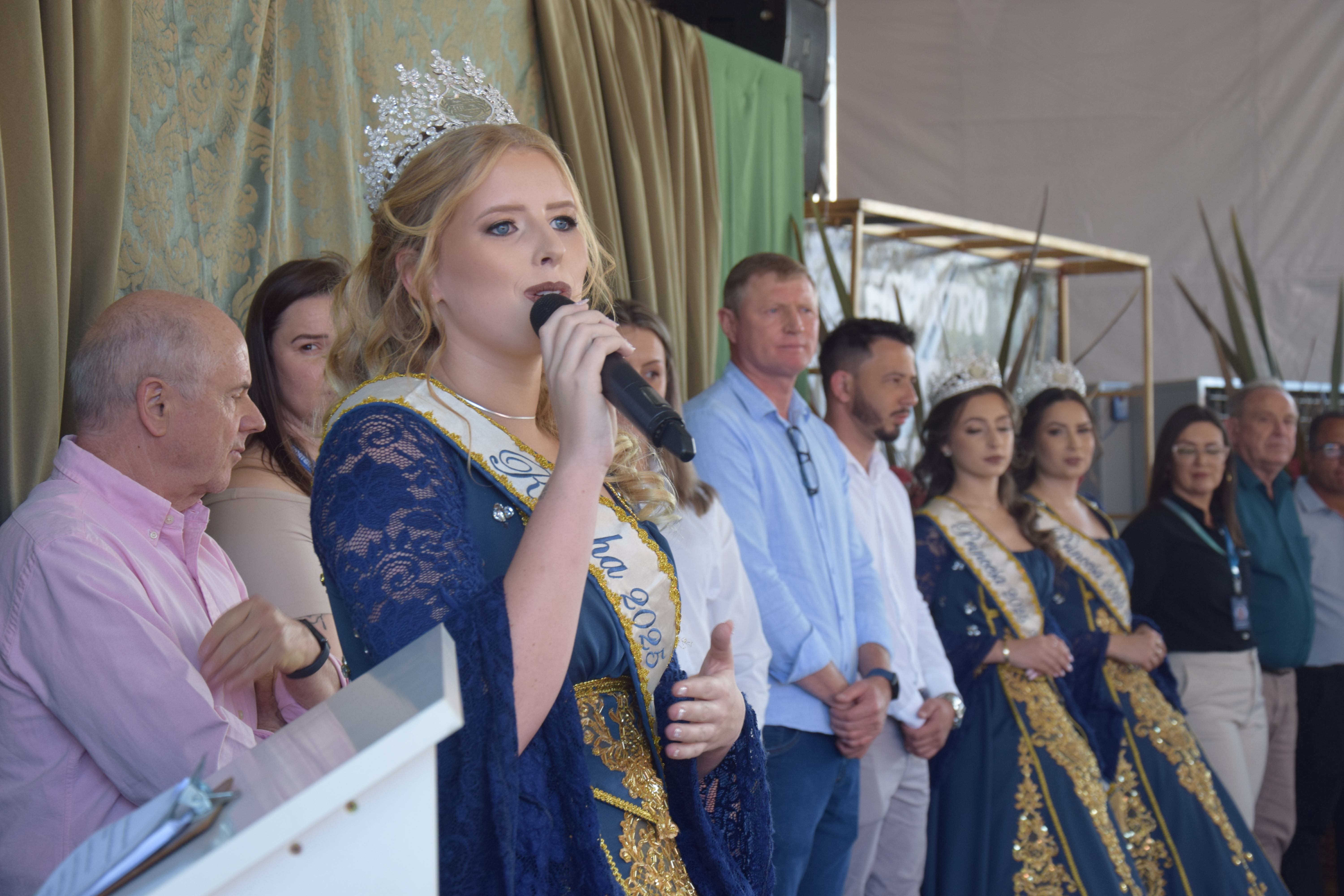 Rainha deu boas-vindas ao público e reforçou convite para as festividades