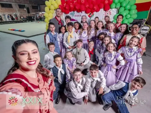 Grupo recebeu troféu de 3ª melhor coreografia do estado (Foto: Divulgação/ Estampa da Tradição) 