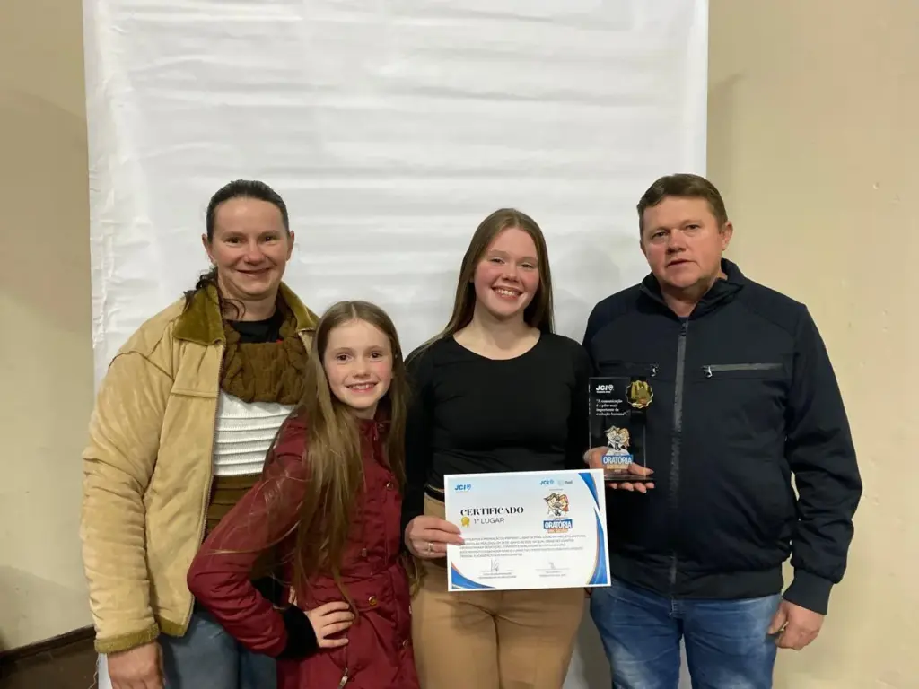 Maiquéle com os pais Silvane Frantz, Evilásio Schoeninger e com a irmã Manuele 
(Foto: Divulgação) Maiquéle com os pais Silvane Frantz, Evilásio Schoeninger e com a irmã Manuele 
(Foto: Divulgação)