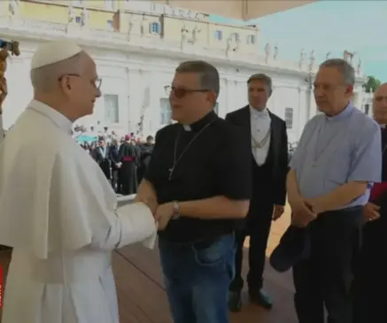 Papa cumprimentou bispos, sacerdotes e delegações presentes, entre eles Dom Itacir (Foto: Divulgação/Diocese de SCS)