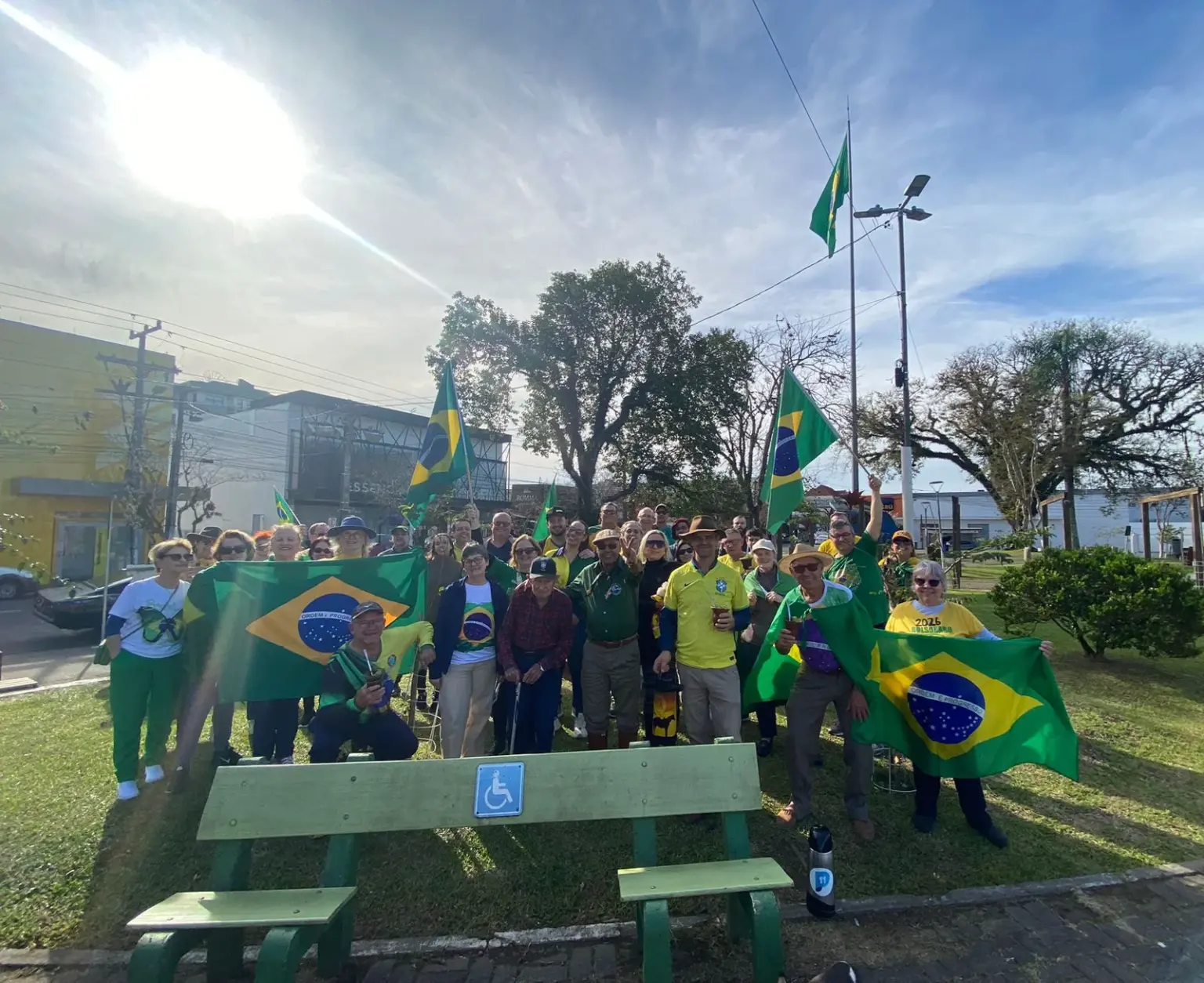 Grupo celebra o dia 7 de setembro na Praça Henrique Bender (Foto: Júlia Brandenburg) Grupo celebra o dia 7 de setembro na Praça Henrique Bender (Foto: Júlia Brandenburg)