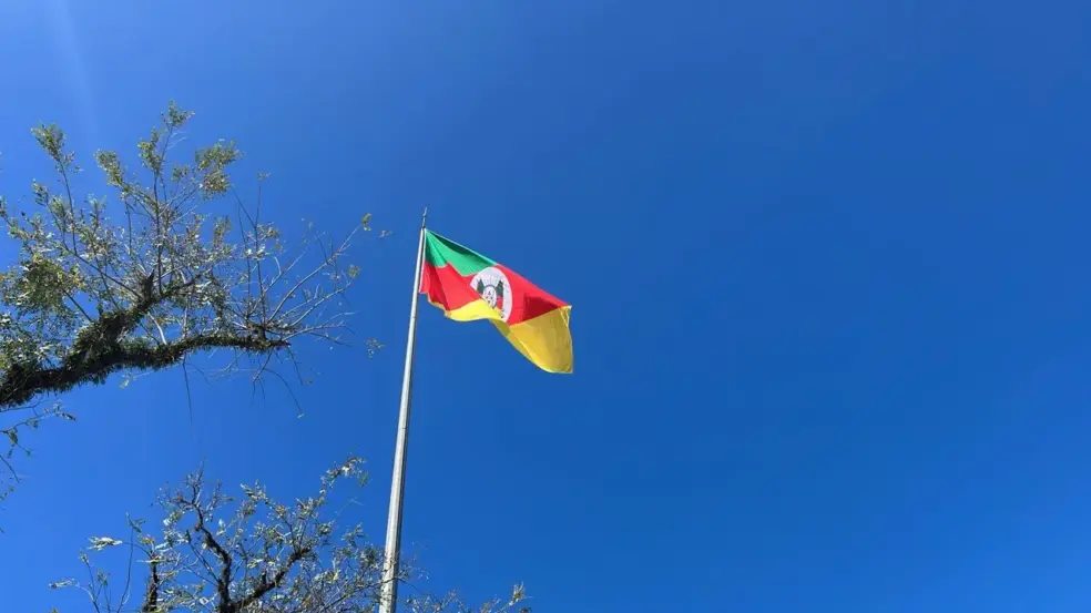 Bandeira do RS está hasteada na praça Henrique Bender (Foto: Juan Grings)