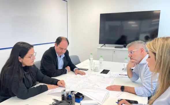 Encontro reuniu representantes da empresa, o prefeito Jarbas da Rosa e a secretária de Planejamento e Urbanismo, Deizimara Souza (Foto: AI Prefeitura)