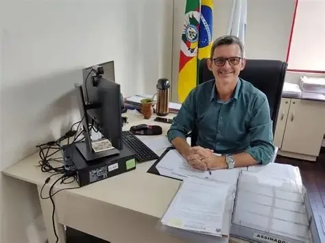 Secretário municipal de Educação, Emerson Elói Henrique explica o procedimento (Foto: AI Prefeitura)