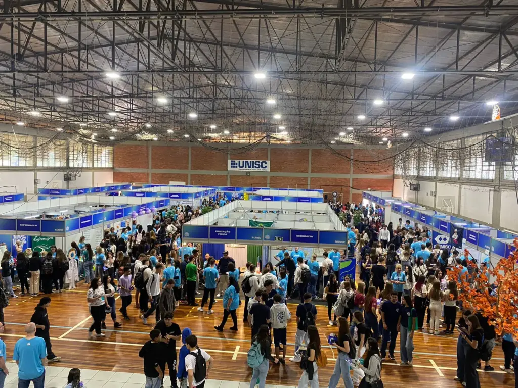 Ginásio pedagógico da Unisc esteve lotado de estudantes nesta quinta-feira, 18 (Foto: Júlia Brandenburg)