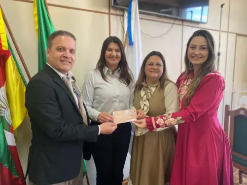 Comitiva foi até a Prefeitura entregar o convite da 2ª Inter-regional do Enart (Foto: Júlia Brandenburg)