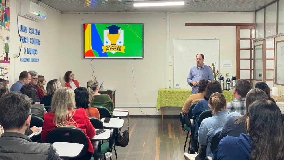 Valoriza Mestre foi apresentado nesta terça-feira às escolas municipais (Foto: AI Prefeitura)