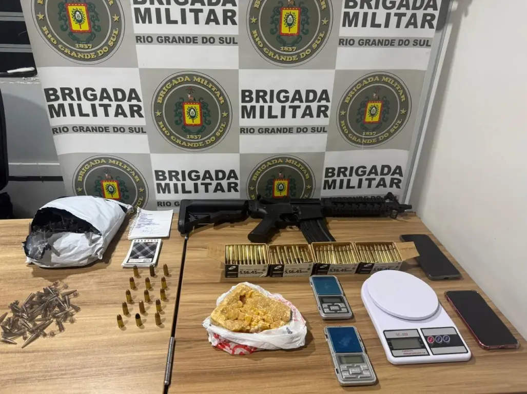 Brigada apreendeu uma série de itens junto do indivíduo (Foto: Brigada Militar/Divulgação)
