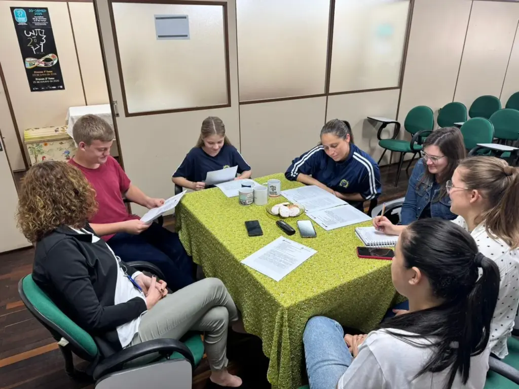 Em reunião, prefeita e vice-prefeito mirim definiram as secretarias (Foto: AI Prefeitura)