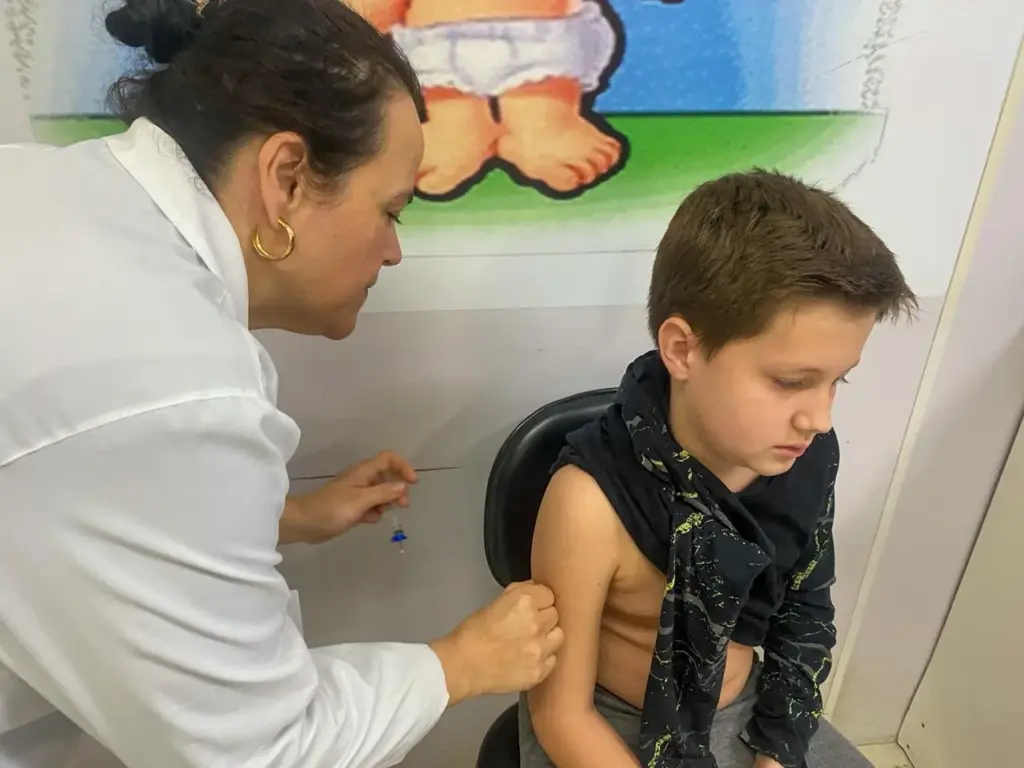 Orientação é para que pais e responsáveis procurem o Centro de Imunizações ou a unidade de saúde mais próxima (Foto: AI Prefeitura)