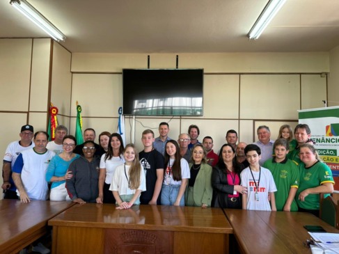 Representantes estiveram presentes na Sala de Reuniões para assinatura (Foto: Divulgação/Prefeitura)