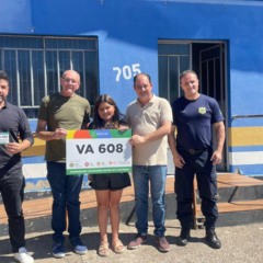 Vereador Alberto Sausen, de verde, foi o primeiro a receber a placa (Foto: Divulgação/Prefeitura)