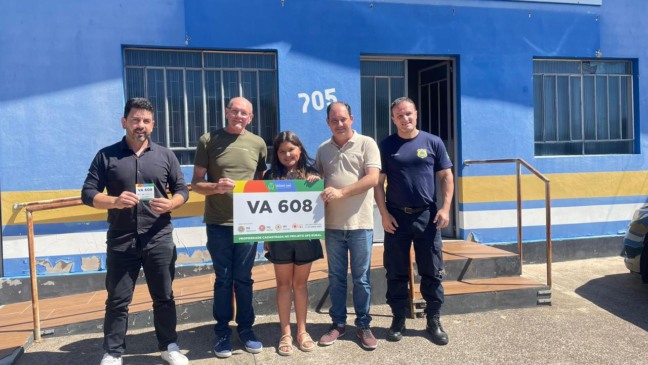 Vereador Alberto Sausen, de verde, foi o primeiro a receber a placa (Foto: Divulgação/Prefeitura)