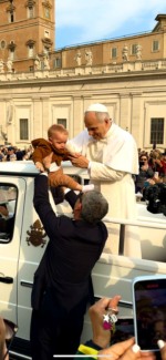 Bebê Miguel com Papa Leão XIV