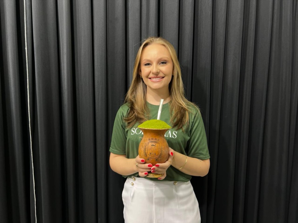 Já na vida profissional, é formada pela Universidade do Vale do Taquari (Univates) em curso técnico da área de saúde bucal (Foto: Luana Weschenfelder/Folha do Mate) Já na vida profissional, é formada pela Universidade do Vale do Taquari (Univates) em curso técnico da área de saúde bucal (Foto: Luana Weschenfelder/Folha do Mate)