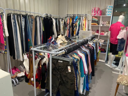 Peças comercializadas vão do infantil ao adulto, com preços que variam de R$ 5 a R$ 50 (Foto: Júlia Brandenburg/Folha do Mate)