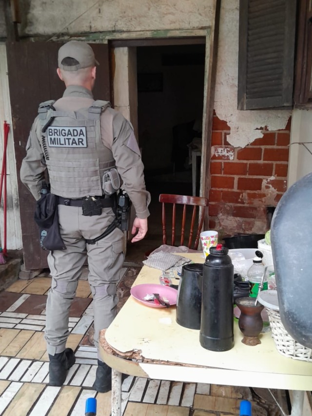 Brigada Militar e Polícia Civil atenderam a ocorrência na manhã desta sexta-feira (Foto: Alvaro Pegoraro/Folha do Mate)