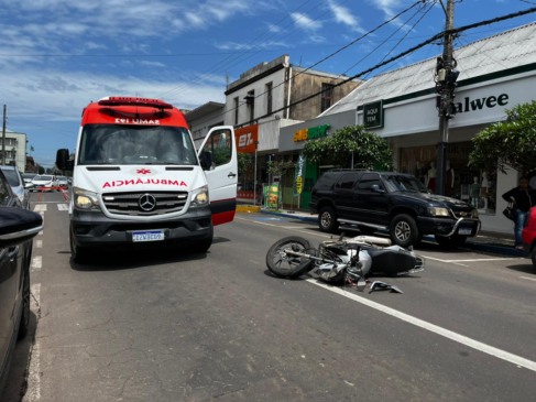 Colisão deixou o trânsito bloqueado (Foto: Juan Grings)