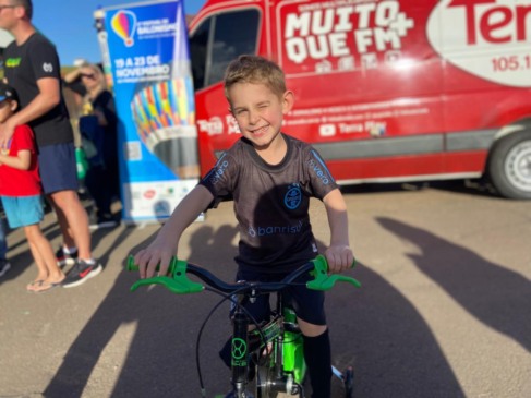 Vicente Maria, de 5 anos, já retirou a sua bicicleta durante a festa (Foto: Luana Weschenfelder)