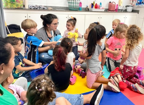 Programa atende escolas da rede municipal e estadual (Foto: AI Prefeitura)