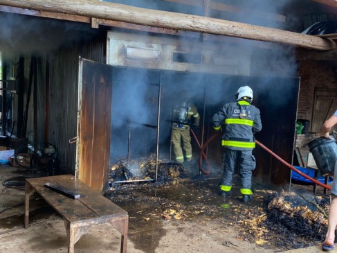 Bombeiros atenderam o incêndio no interior de Venâncio (Foto: Júlia Brandenburg/Folha do Mate)