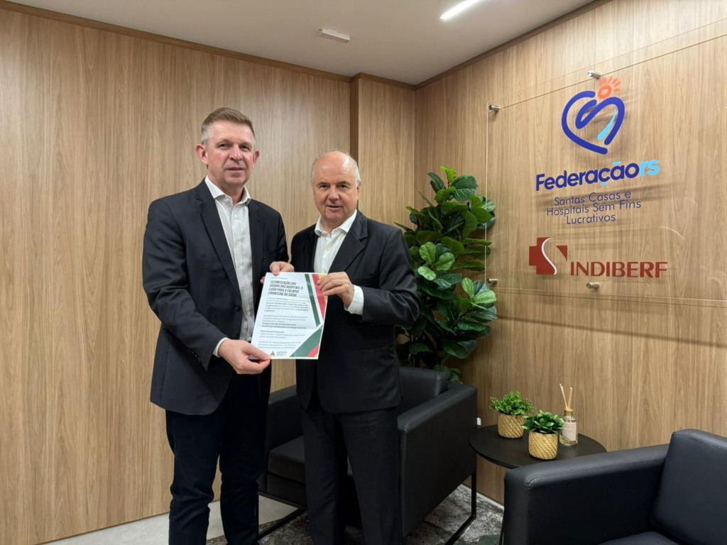 Convite entregue ao superintendente André Lagemann (Foto: AI Airton Artus)