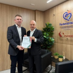 Convite entregue ao superintendente André Lagemann (Foto: AI Airton Artus)