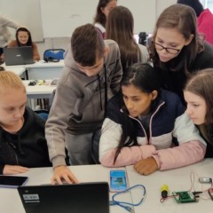 Alunos desenvolvem robôs para as competições (Foto: Divulgação/Prefeitura)