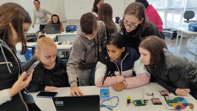 Alunos desenvolvem robôs para as competições (Foto: Divulgação/Prefeitura)